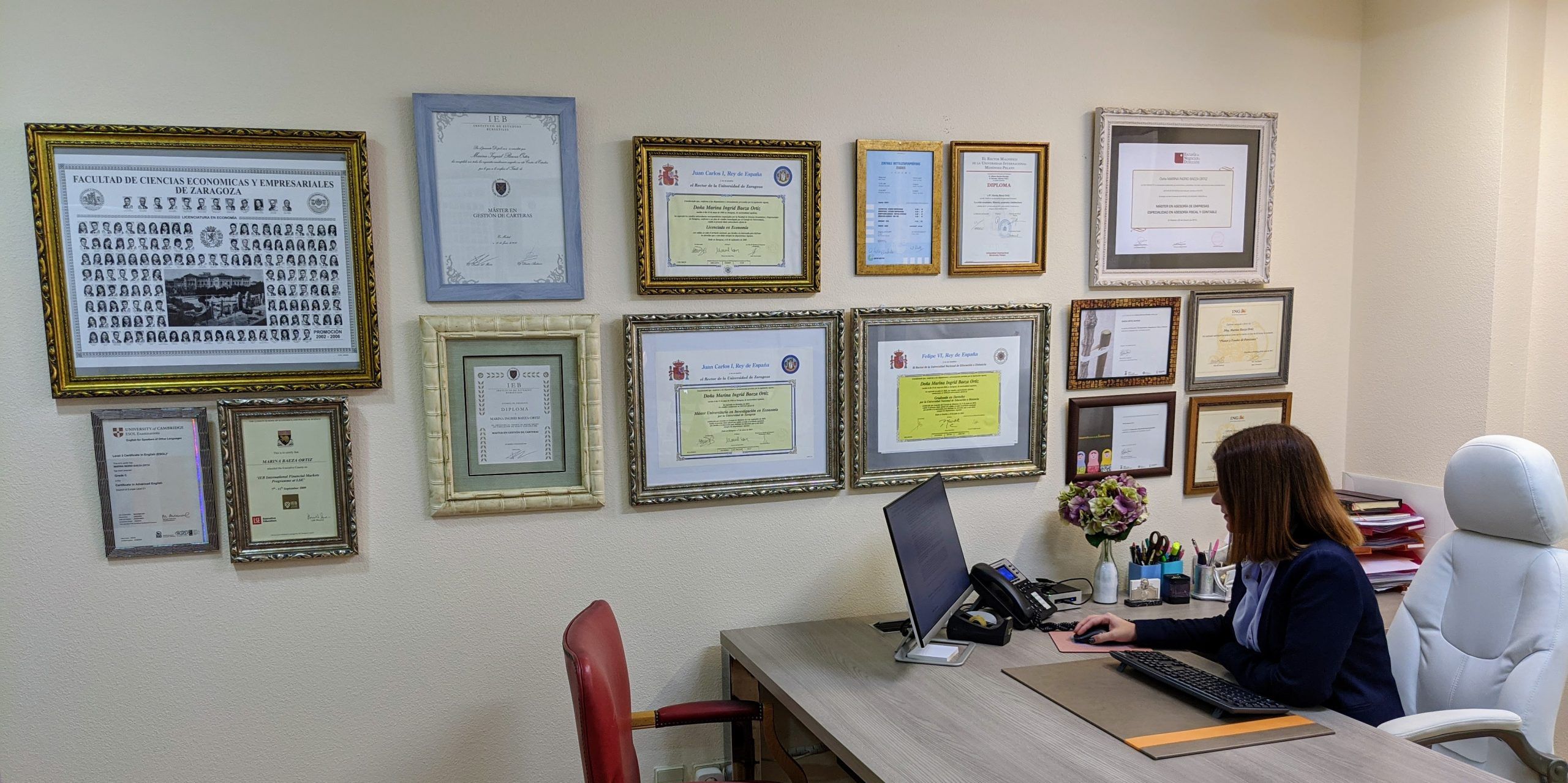 Sala de vistas con estanterías jurídicas